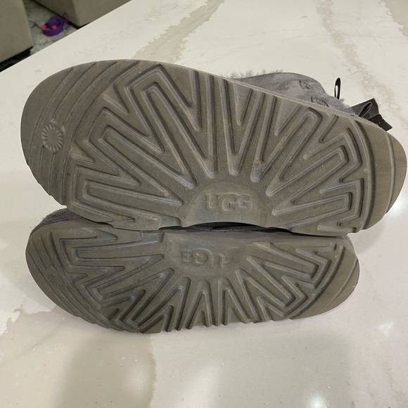 UGG Bailey bow short gray boots Size 3 - Picture 7 of 7